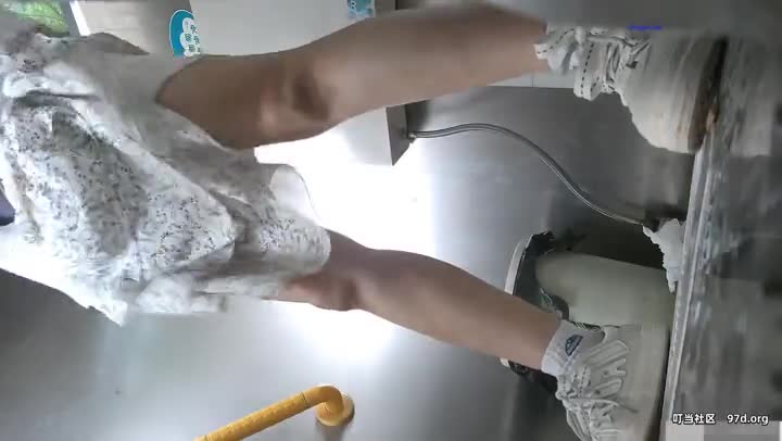 路边公厕偷拍眼镜美女的大肥鲍~路边公厕偷拍眼镜美女的大肥鲍 new