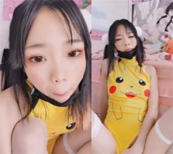 小仙云儿穿皮卡丘紧身衣狂抠嫩穴！高潮喷汁后竟把淫水舔得一滴不剩
